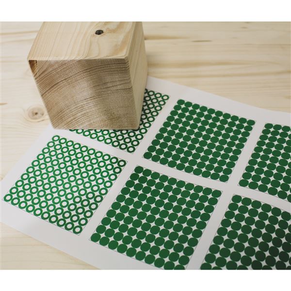 Dřevěná kostka se samolepkami