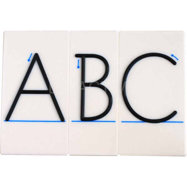 Hmatová písmena Comenia Script na destičce - velká písmena základní (D2)